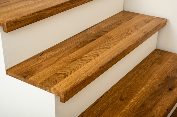 Stair tread Solid wild Oak Hardwood with overhang, 20 mm, Rustic grade, natural oiled